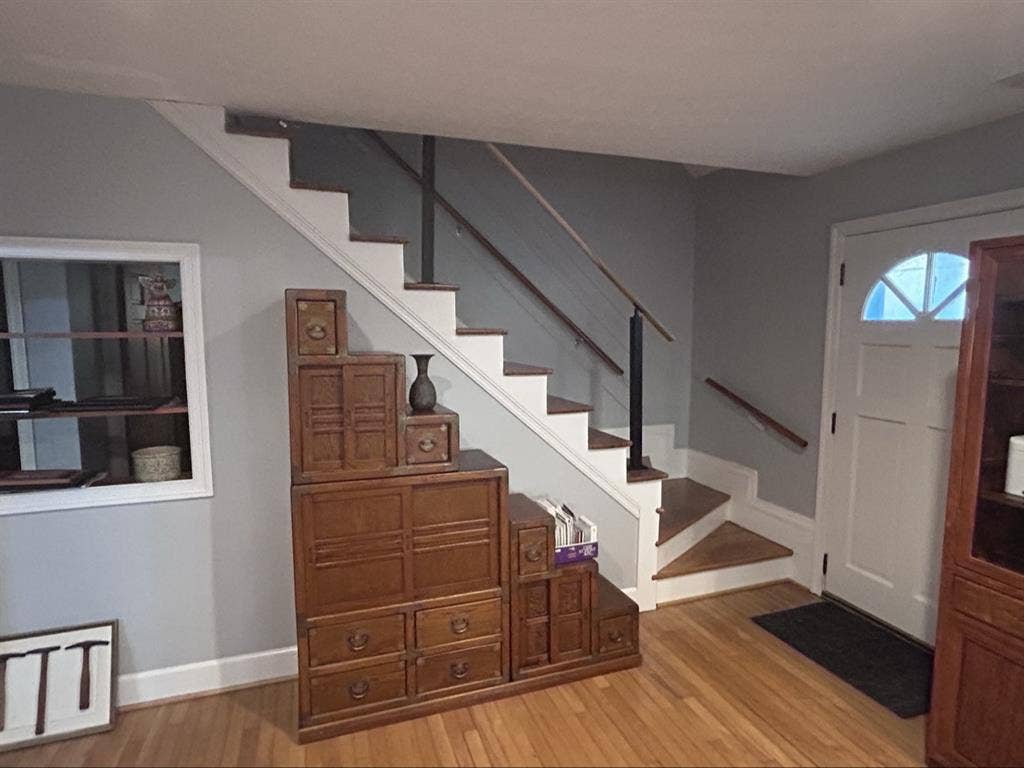 1 Rm w/TV, Fridge, Ba, A/C, Entr