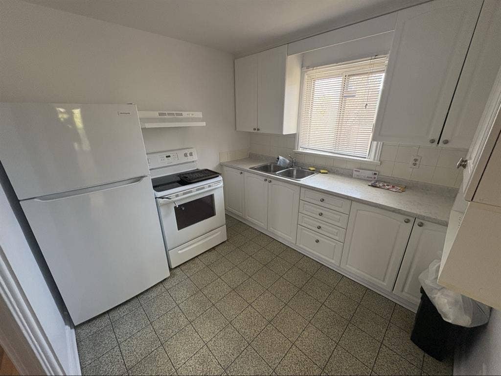 *Female Only* Private bed and bath