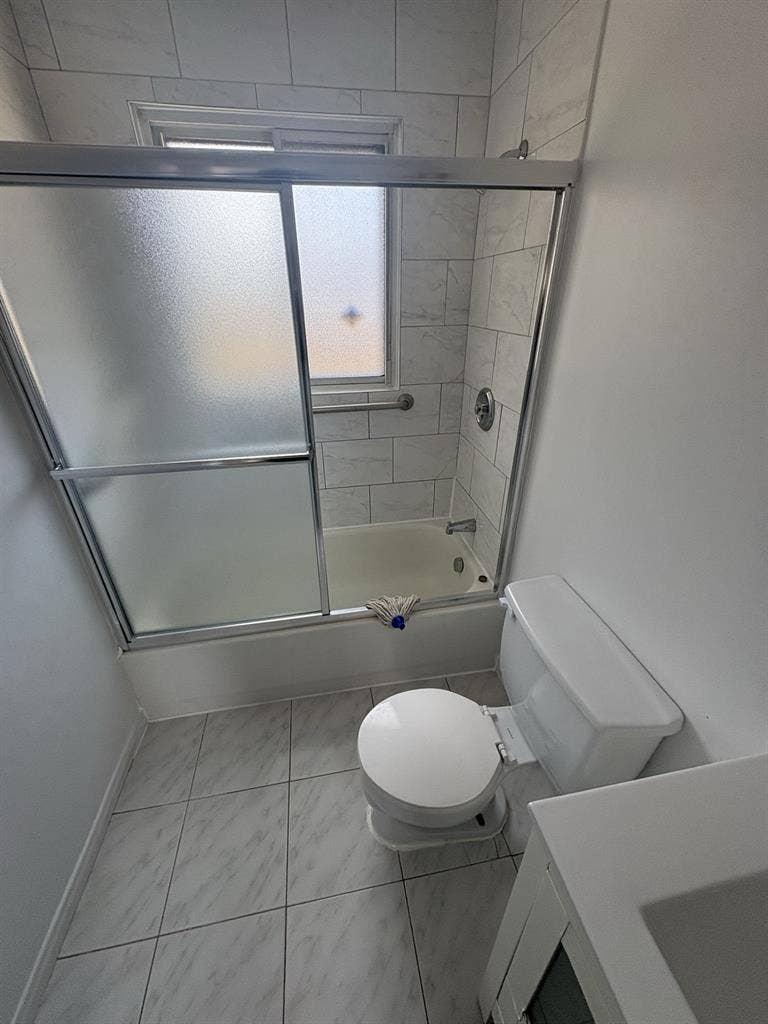 *Female Only* Private bed and bath