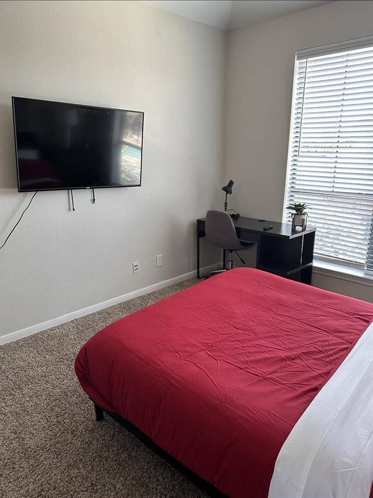 Large room w/priv. bath, Luxury Apt