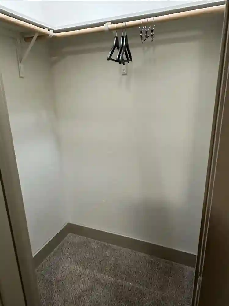 Large room w/priv. bath, Luxury Apt