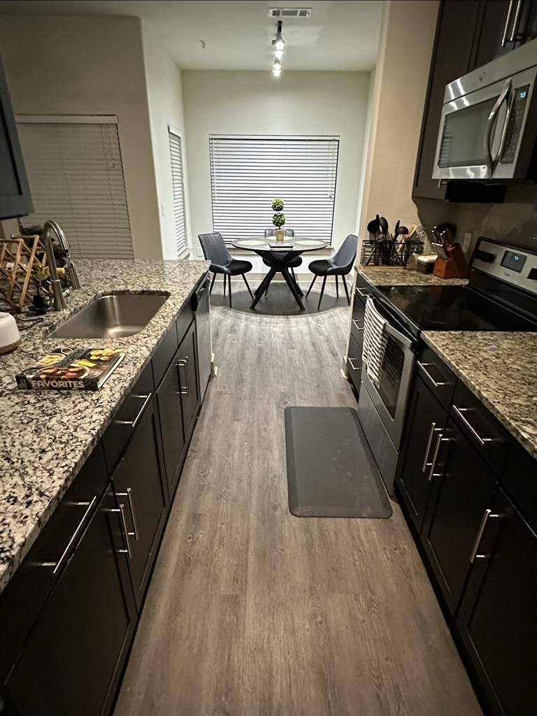 Large room w/priv. bath, Luxury Apt