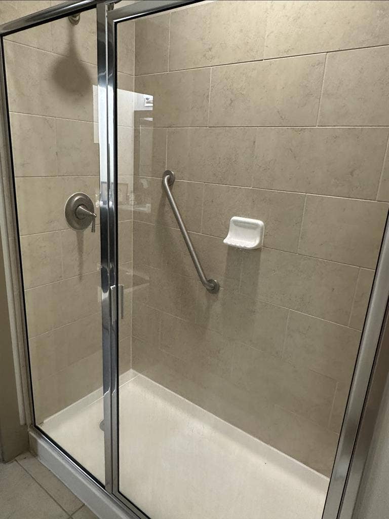 Large room w/priv. bath, Luxury Apt