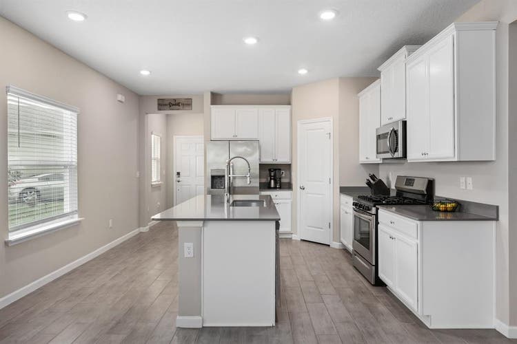 Beautiful Home, looking for roomate