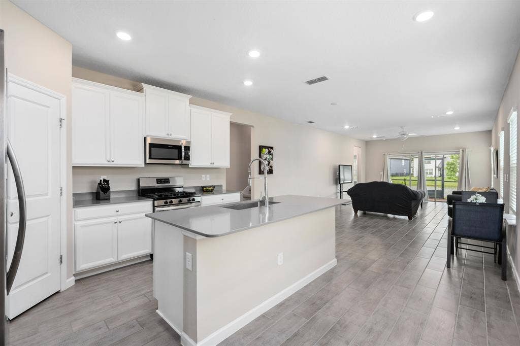 Beautiful Home, looking for roomate
