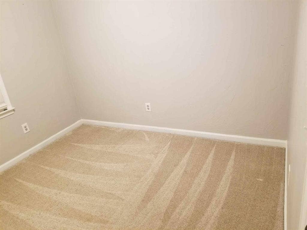 Looking for a roommate 😃