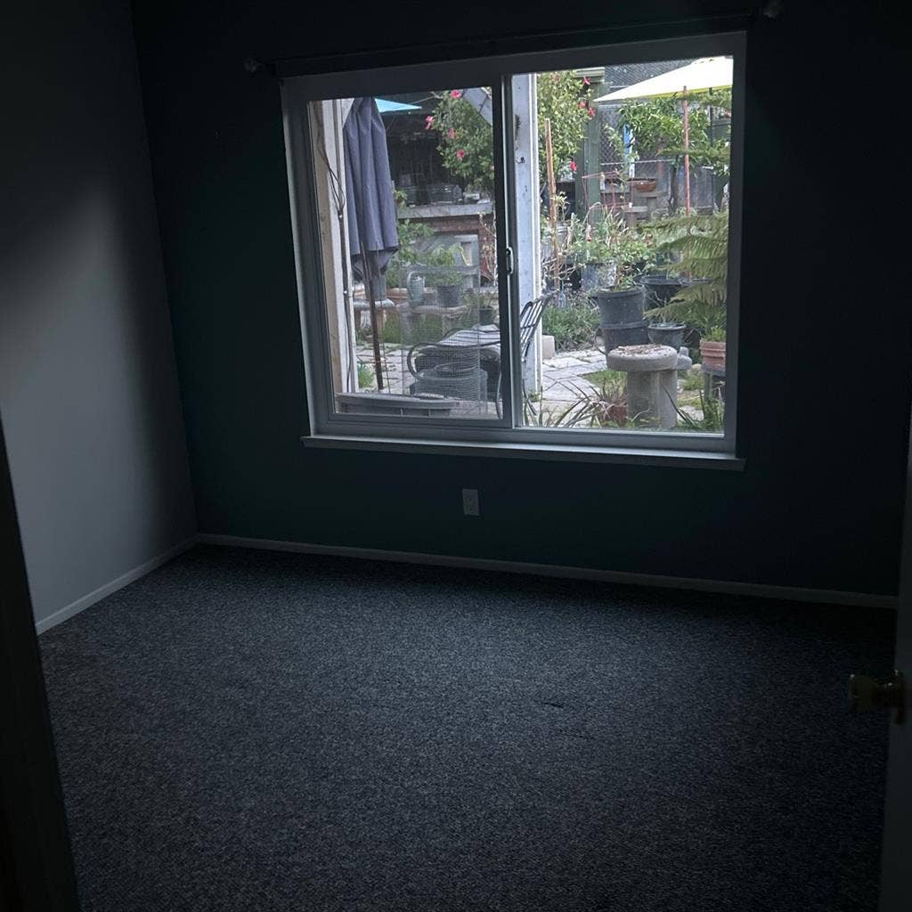 Clean room for rent