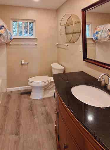 Bedroom w/own bathroom and for rent