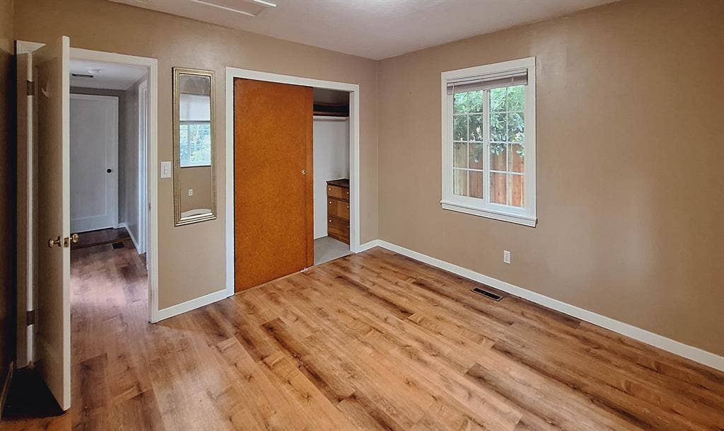 Bedroom w/own bathroom and for rent