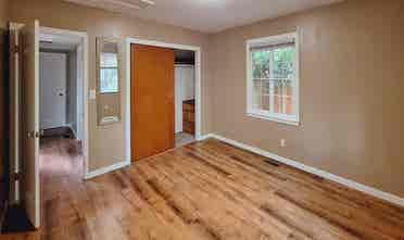 Bedroom w/own bathroom and for rent