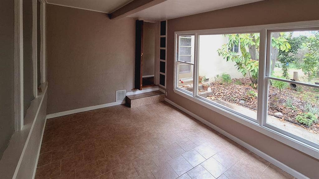 Bedroom w/own bathroom and for rent