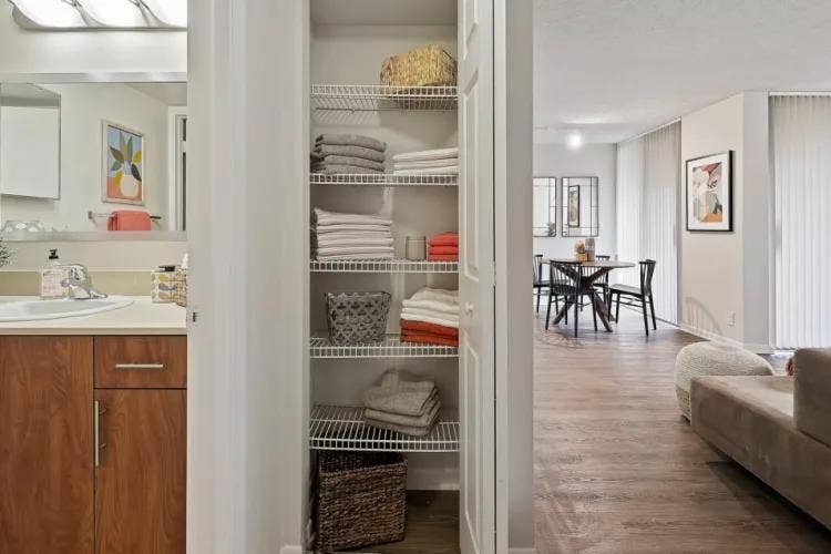 Miami Lakes 2 br apt,Private Room