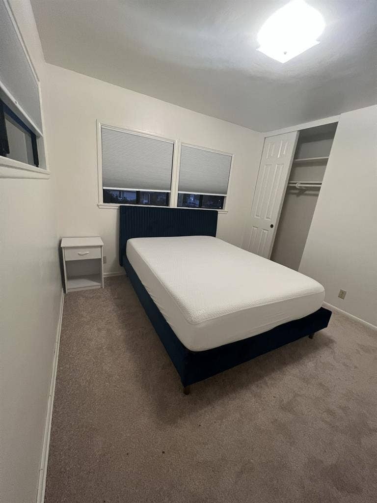 Midtown room available near VCMC