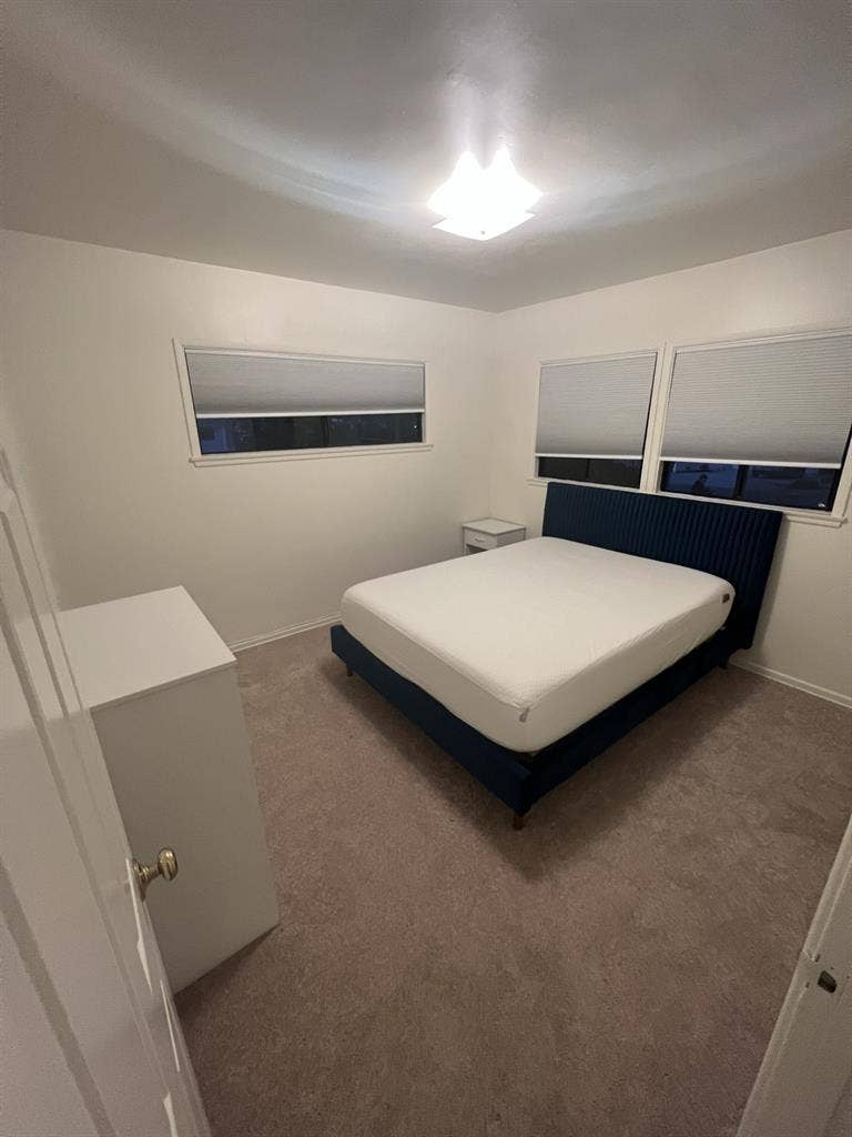 Midtown room available near VCMC