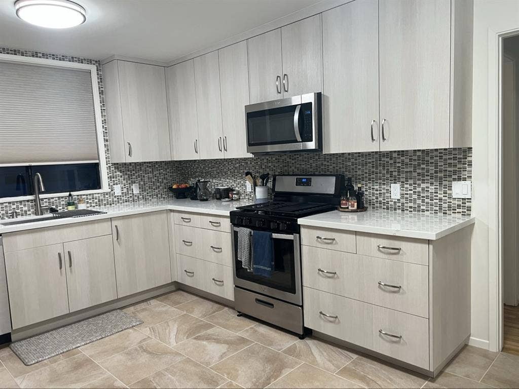 Midtown room available near VCMC