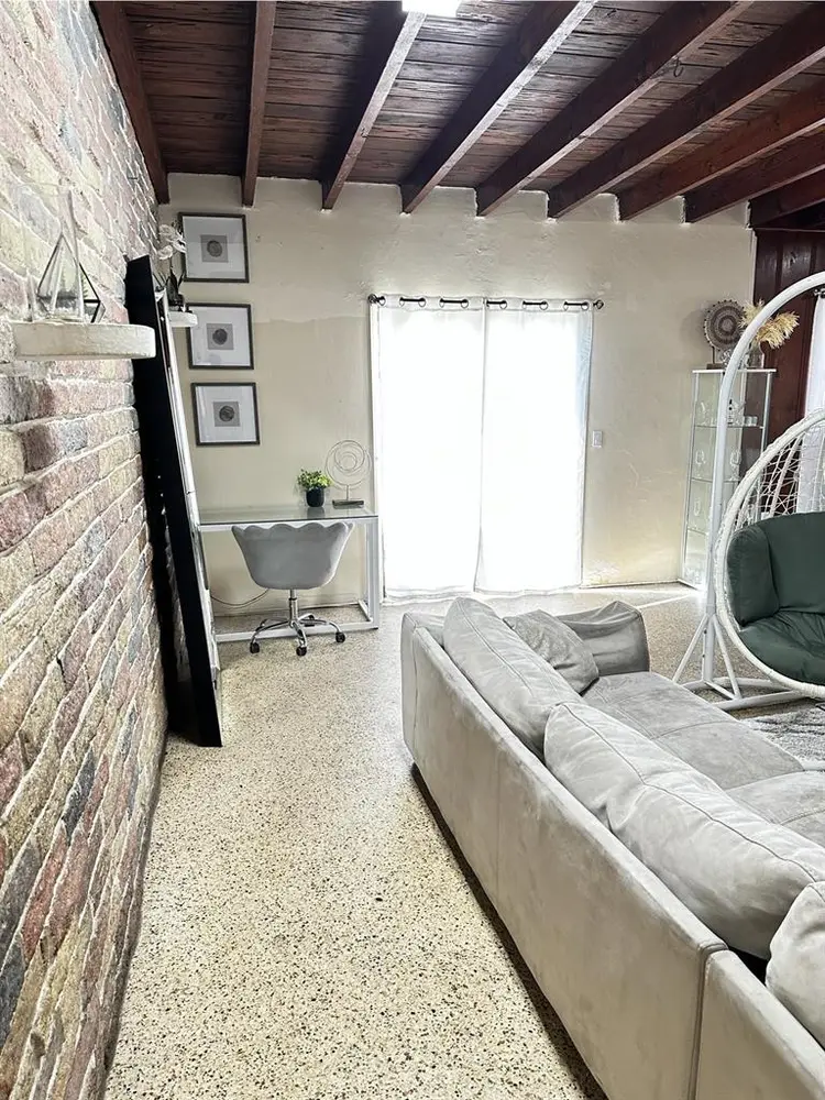 Female roommate neededd