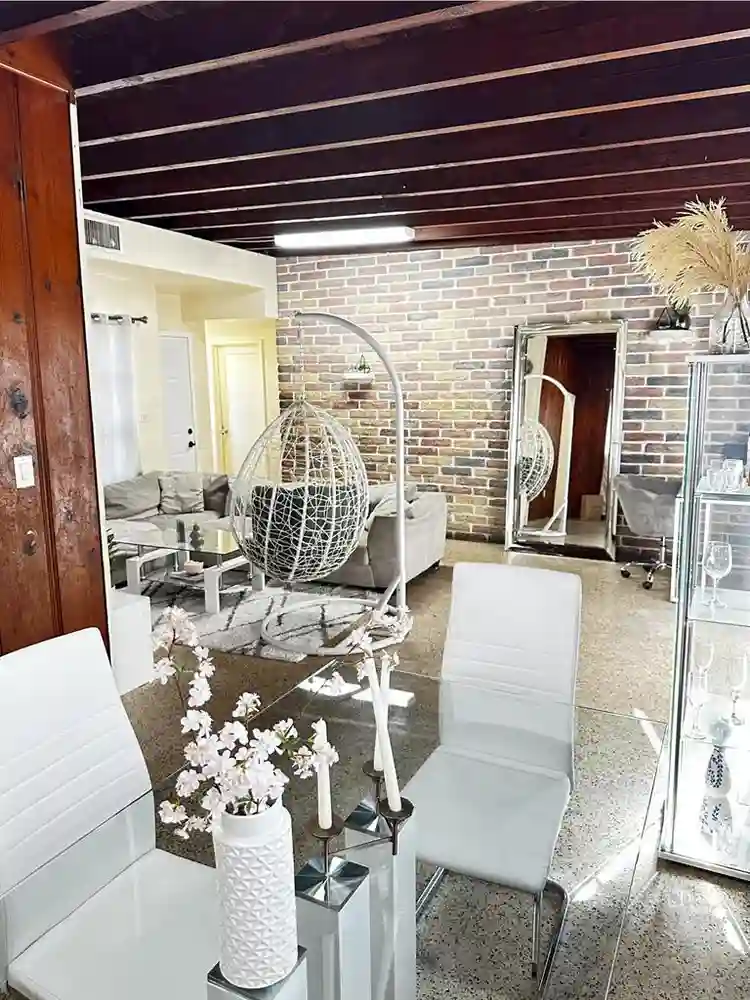 Female roommate neededd