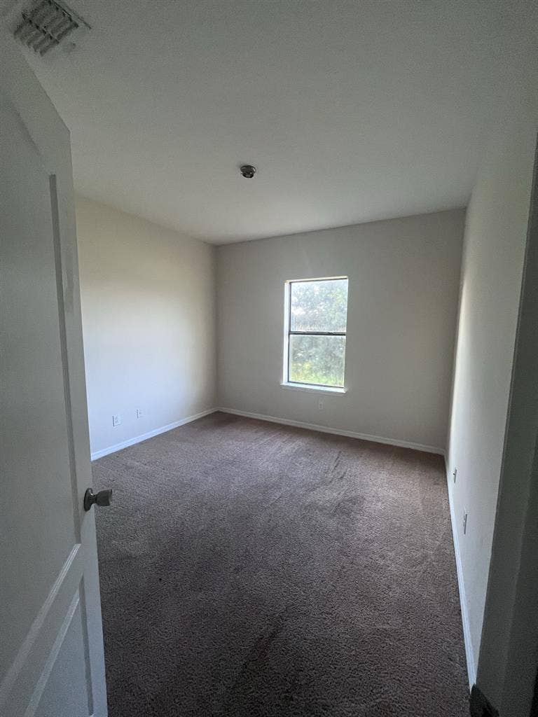 PRIVATE ROOM WITH PRIVATE BATHROOMM