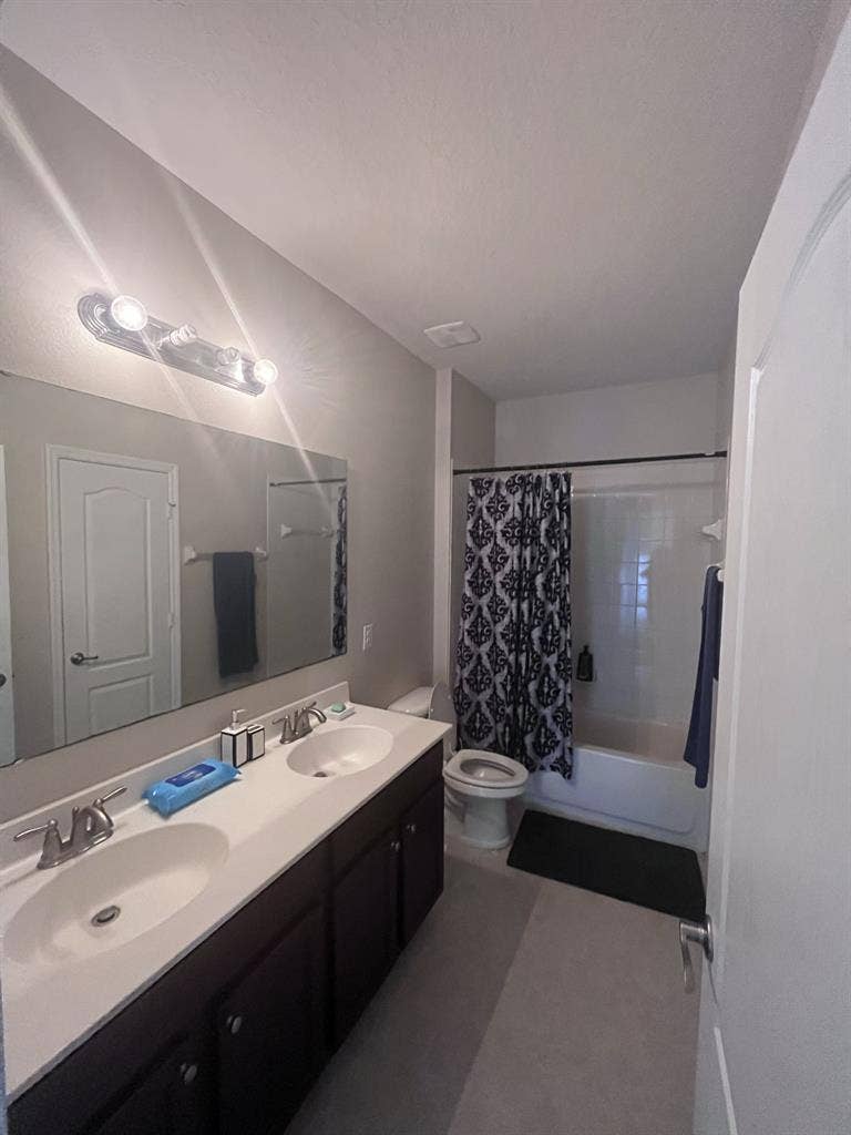 PRIVATE ROOM WITH PRIVATE BATHROOMM
