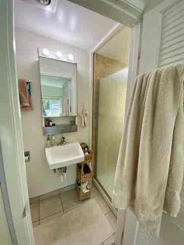 Private room w/bath near campus