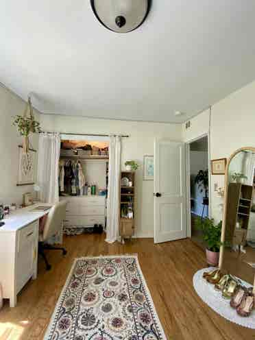 Private room w/bath near campus