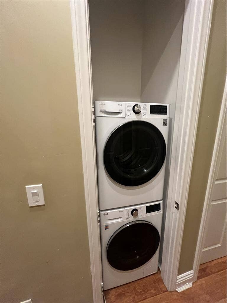 2 rooms available in Mt. Helix