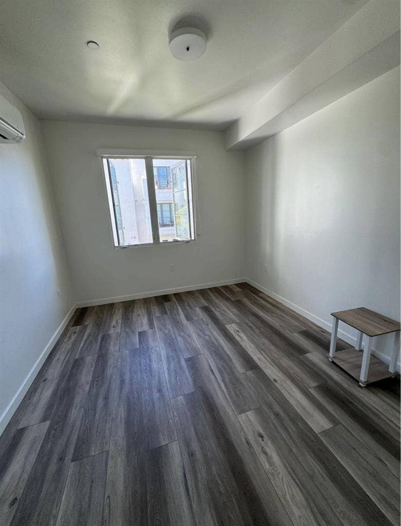 Sunny apartment, month to month