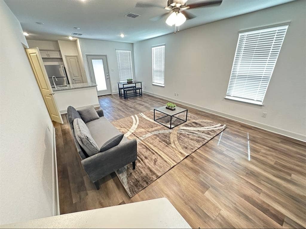 ROOM FOR RENT,
SATX