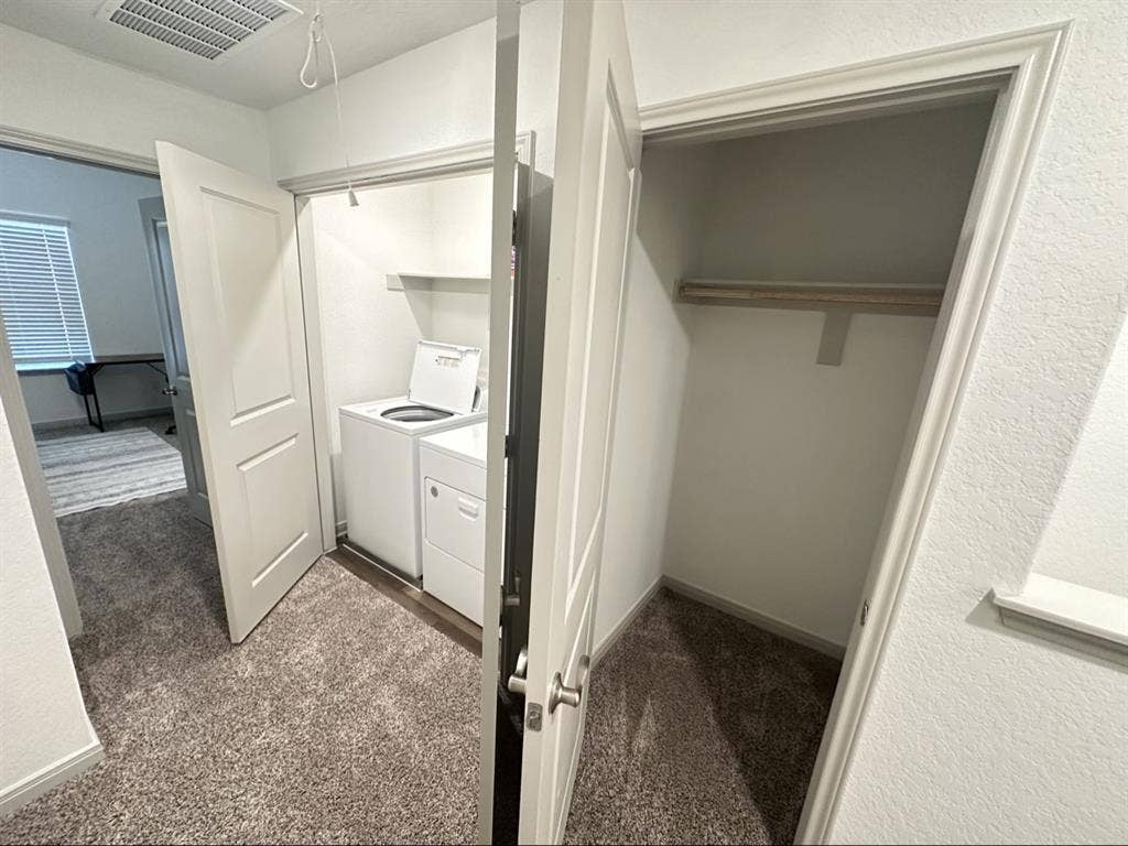 ROOM FOR RENT,
SATX