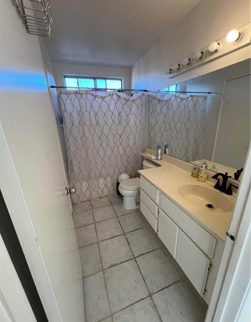 Palmdale room for one(house w/pool)