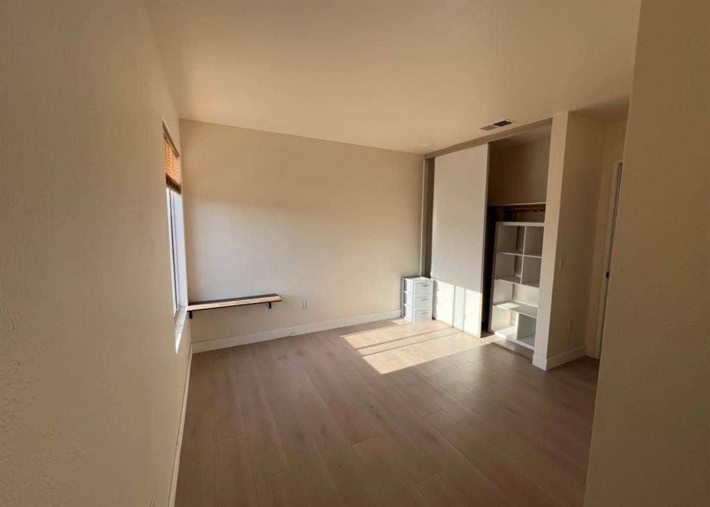 Palmdale room for one(house w/pool)