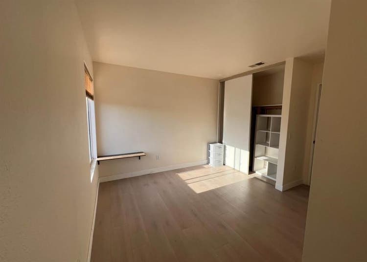 Palmdale room for one(house w/pool)