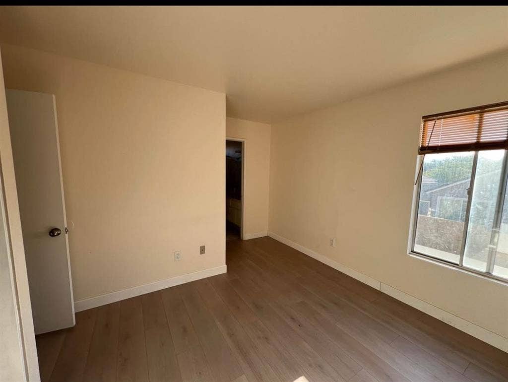 Palmdale room for one(house w/pool)