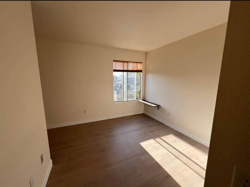 Palmdale room for one(house w/pool)