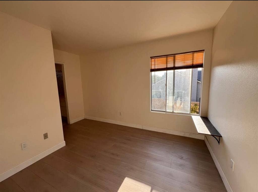 Palmdale room for one(house w/pool)