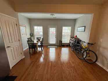 Entire townhouse to share