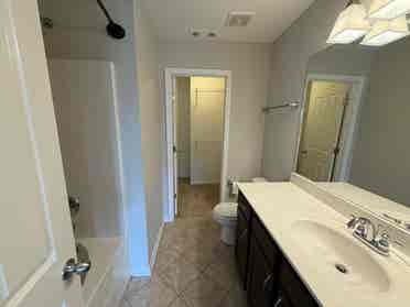 Entire townhouse to share