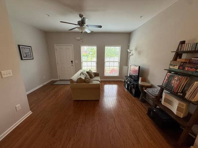 Entire townhouse to share