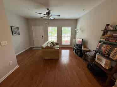 Entire townhouse to share