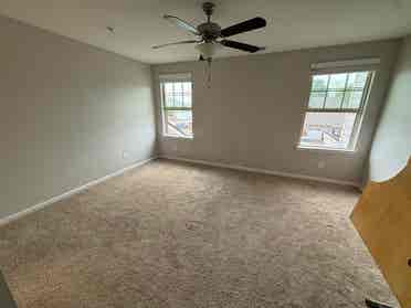 Entire townhouse to share