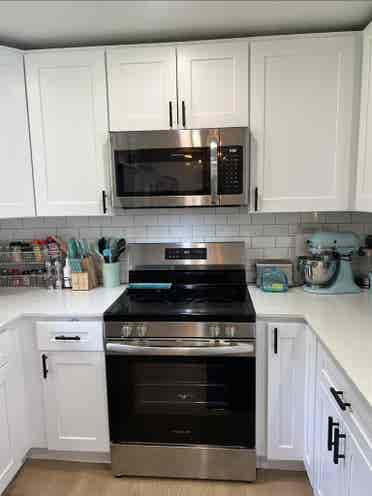 Female to rent room in cute housee