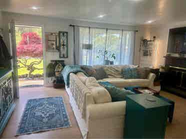 Female to rent room in cute housee