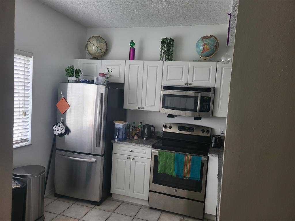 - looking for FEMALE ROOMMATE-