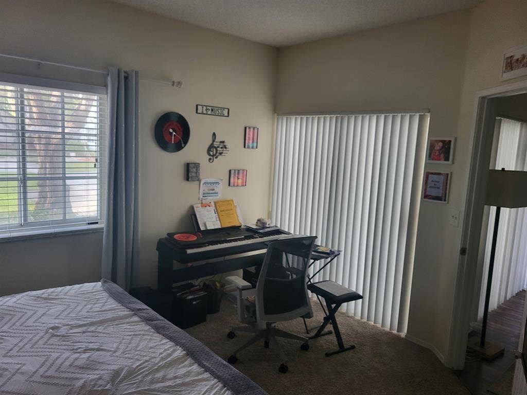 - looking for FEMALE ROOMMATE-