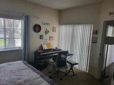 - looking for FEMALE ROOMMATE-