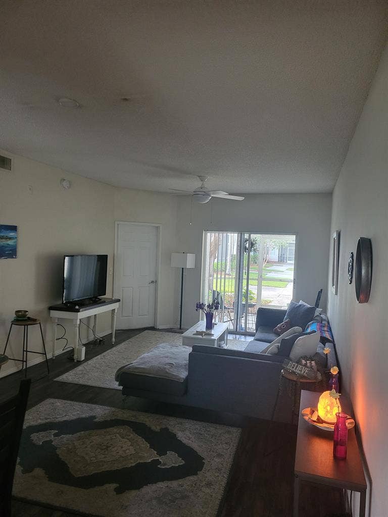 - looking for FEMALE ROOMMATE-