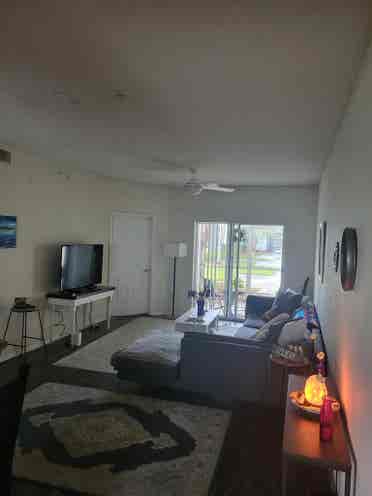 - looking for FEMALE ROOMMATE-