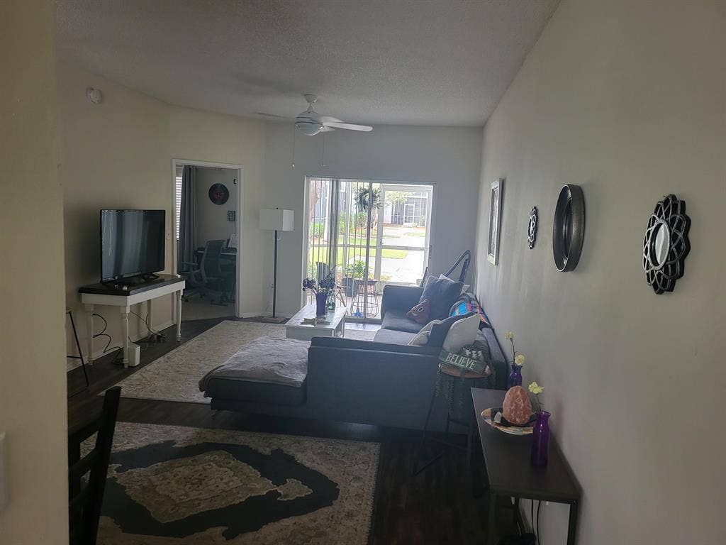 - looking for FEMALE ROOMMATE-