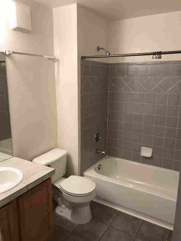 Looking for roommate/ furn room