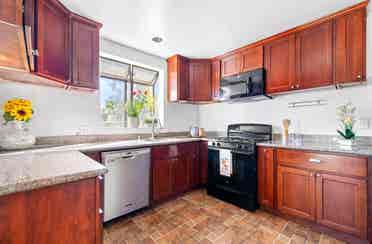 Bright 2 
Large rooms for rent